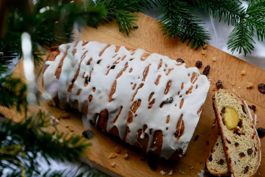 Delicious Almond Icing Recipe For Every Occasion Mix Almond Icing With Cookies